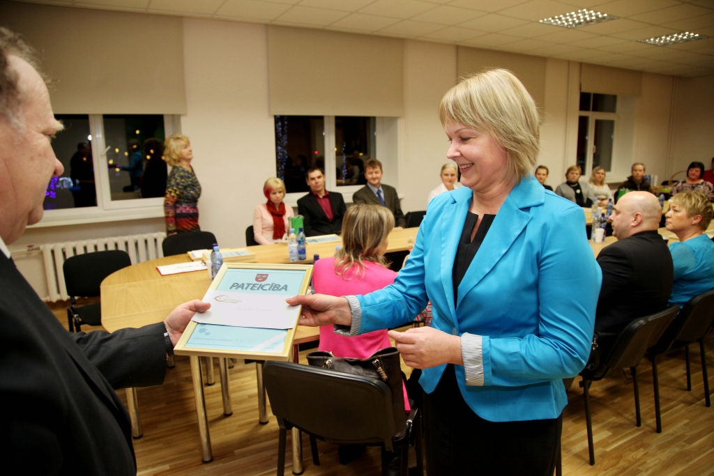 Kategorijā “Valsts un pašvaldības iestāžu, teritoriju noformējums” 1.vieta tika piešķirta Jaungulbenes pirmsskolas izglītības iestādei “Pienenīte”. Balvu saņem iestādes vadītāja Inese Žuka.    
Autors: Gatis Bogdanovs 