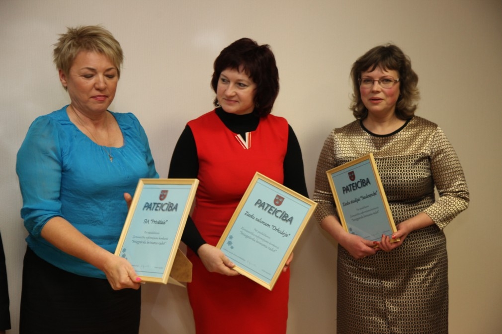 Kategorijā “Uzņēmumu un citu sabiedrisko ēku noformējums” par uzvarētāju atzīts uzņēmums SIA “Privātais” par loga Rīgas ielā 28, Gulbenē, noformējumu. 2.vieta - ziedu salonam “Orhideja” Kalpaka ielā 27a un 3.vieta - ziedu salonam “Saulespuķe” Ozolu ielā 3a. 
Autors: Gatis Bogdanovs