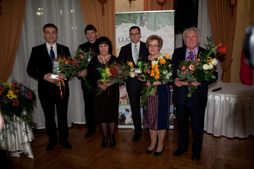 Latvijas Lauksaimniecības kooperatīvu asociācijas organizētā konkursa „Gada labākais lauksaimniecības/ mežsaimniecības kooperatīvs” noslēguma pasākumā par labākajiem kooperatīviem pēc balsošanas rezultātu apkopošanas tika atzīti divi piena nozares kooperatīvi „Bites” un „Avots” un graudu kooperatīvs „VAKS”. Savukārt, 2015.gada kooperatīvs izaugsmē – mežsaimniecības kooperatīvs „Mežsaimnieks”.
Autors: Publicitātes foto