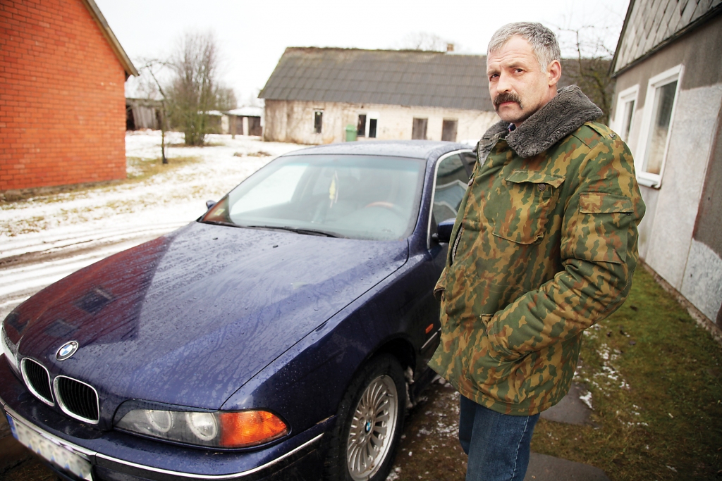 Par savām tiesībām gatavs cīnīties un iet līdz galam. Līgo pagasta iedzīvotājs Aigars Komels (attēlā) uzskata, ka tikai normāli ir prasīt no valsts kompensāciju par to, ka valsts nozīmes autoceļš nav bijis uzturēts pienācīgā kārtībā un tāpēc ir apskādēts viņa vadītais transportlīdzeklis. 
Autors: Gatis Bogdanovs