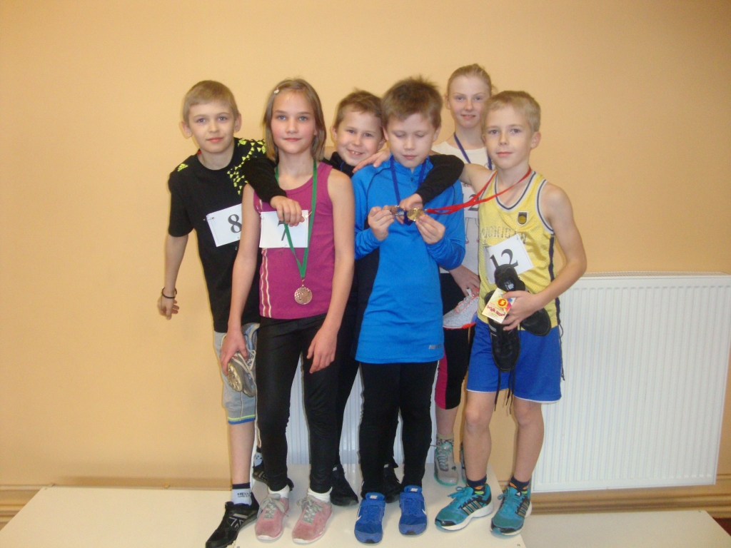 Uz sacensībām Madonā aizbrauca seši mazie Gulbenes vieglatlēti, un visi seši mājās atgriezās ar medaļām. Tie ir: Kristers Birznieks (no kreisās), Sanija Miščenko, Ričards Aizpurs, Niklāvs Aizpurs, Krista Korkina un Intars Ilgsalietis. 		
Autors: no personiskā arhīva