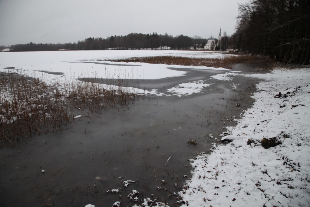 Arī Stāmerienas ezerā no malas virs ledus ir ūdens, tāpēc zemledus makšķernieki labāk gaida to brīdi, kad atkal sāks piesalt. 
Autors: Gatis Bogdanovs