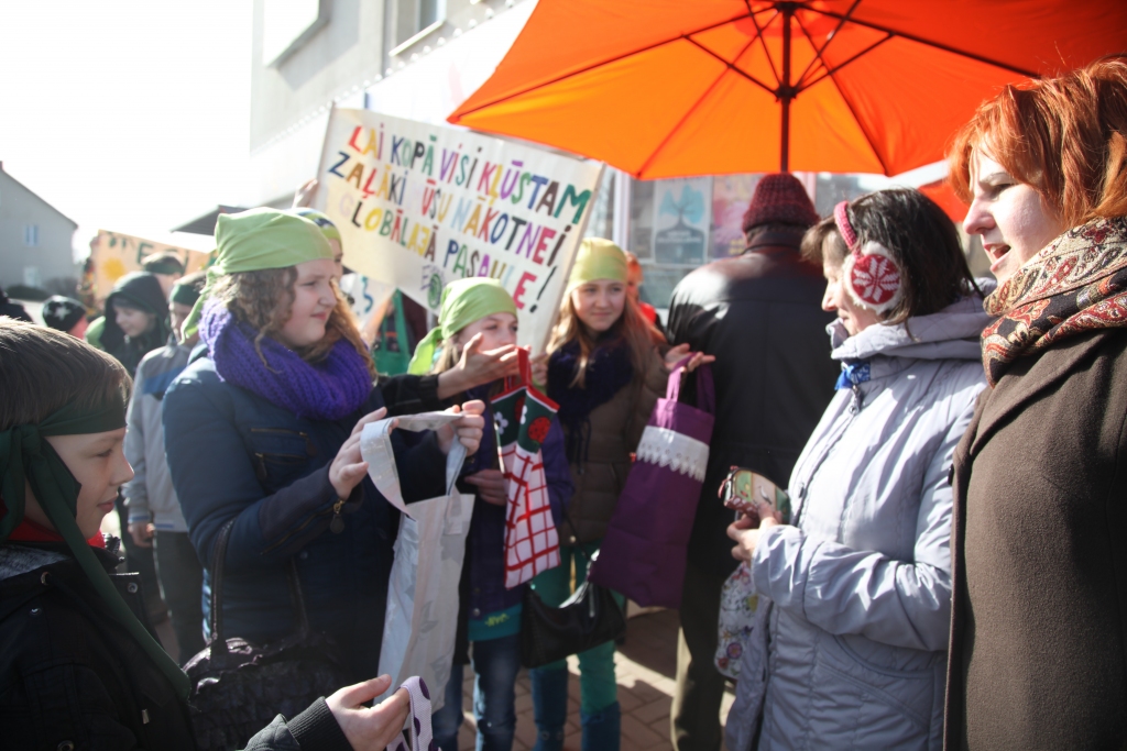 Pērn šā konkursa uzvarētāji no Gulbenes 2.vidusskolas izgatavoja iepirkuma maisiņus no audumu gabaliņiem un dāvināja tos Gulbenes iedzīvotājiem.
Autors: no Dzirksteles arhīva