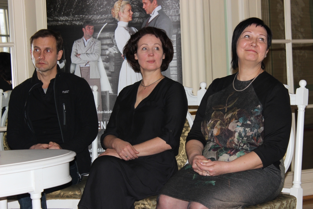 Novadnieks aktieris Uldis Anže no mazām dienām, skatoties izrādi “Skroderdienas Silmačos”, gaidījis divas lietas – kad sprāgs krāsns un dejos jaunieši. Tagad viņš atveidos Dūdaru Nacionālā teātra izrādē, kas atkal atgriezīsies Druvienā. Gulbenes novada domes un Druvienas pagasta pārstāvji (attēlā - Edīte Siļķēna no labās) kopā ar Latvijas Nacionālā teātra pārstāvjiem (attēlā - režisore Indra Roga) otrdien informēja visu Latviju par gaidāmo pasākumu “Latvija līgo Druvienas “Silmačos”” 23.jūnijā, kura centrālais notikums būs Nacionālā teātra izrādes “Skroderdienas Silmačos” atgriešanās uz Silmaču estrādes. 	
Autors: Gunta Krevica