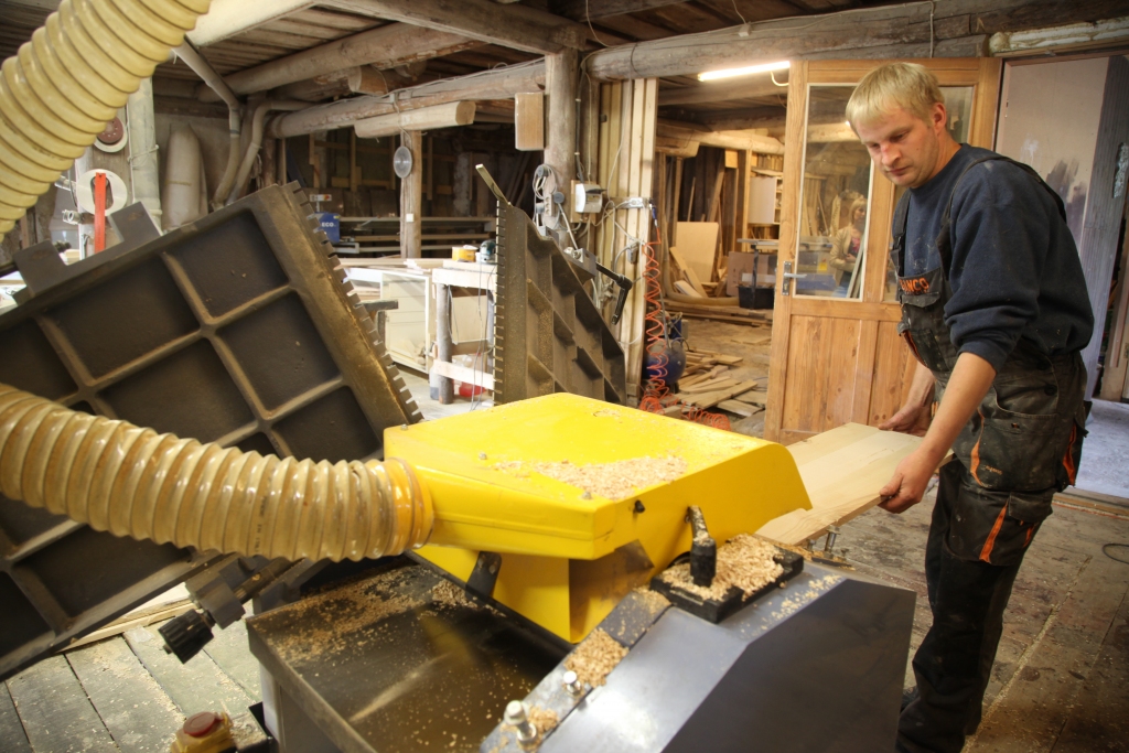 Ar jaunajām iekārtām ir vieglāk un ērtāk strādāt.  Bet jaunie uzņēmēji Jānis Gangnuss (attēlā) un viņa dzīvesbiedre Vivita nedomā apstāties. Viņiem jau ir jauni plāni, kā attīstīt savu uzņēmumu. 	
Autors: Gatis Bogdanovs