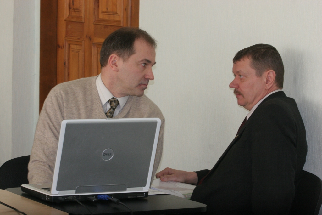 Pēc sešiem Gulbenes novada domes administrācijā nostrādātajiem gadiem no nodaļas vadītāja amata atkāpjas Alvils Pētersons (no kreisās). Viens no viņa nozīmīgākajiem veikumiem ir atkritumu apsaimniekošanas reorganizācija novadā, kuras gaitā bija daudz diskusiju, tostarp ar deputātu Valti Kraukli (no labās). 	
Autors: no “Dzirksteles” arhīva