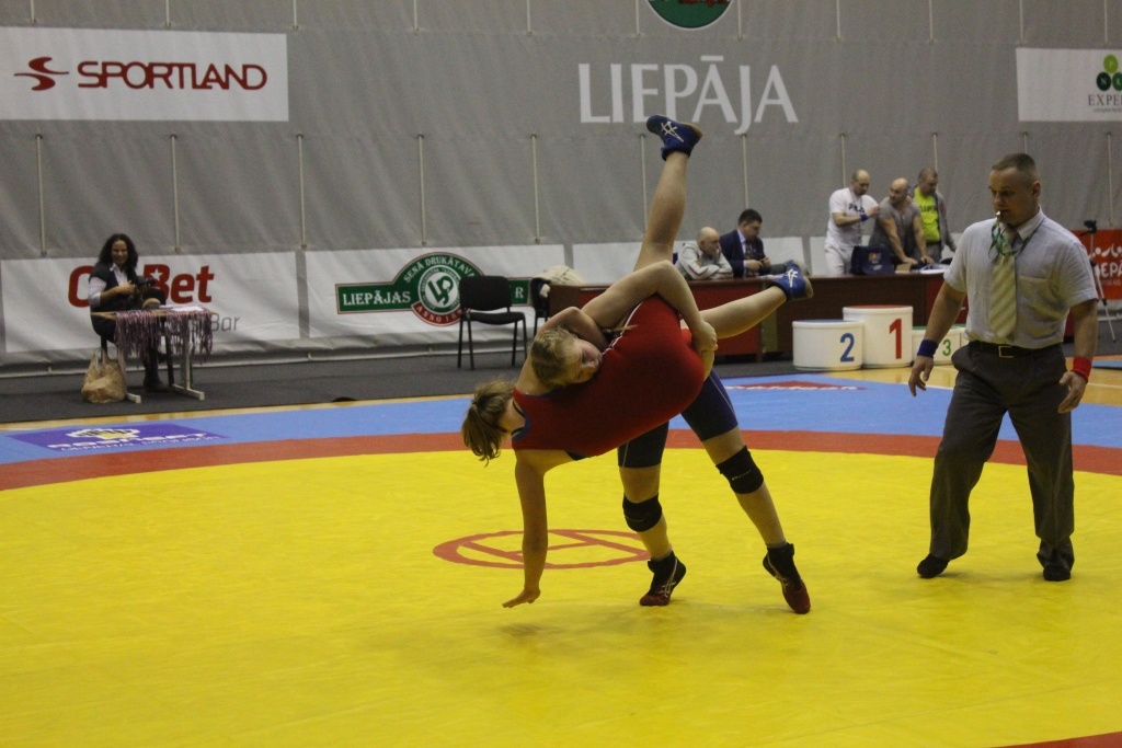 Alīnas Antipovas Latvijas meistarsacīkstēs junioriem iegūto 2.vietu treneris Atis Jencītis vērtē kā augstu sasniegumu.	
Autors: no personiskā arhīva