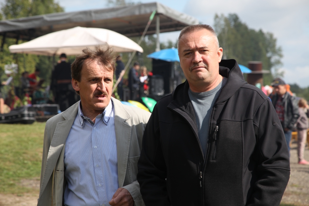 “Pagastiem ir jābrāļojas,” uzskata Stāmerienas pagasta pārvaldes vadītājs Ainārs Brezinskis ( no kreisās) un Rankas pagasta pārvaldes vadītājs Māris Jansons. “Tāpēc esam apņēmušies šogad būvēt ideju tiltu no pagasta uz pagastu.”