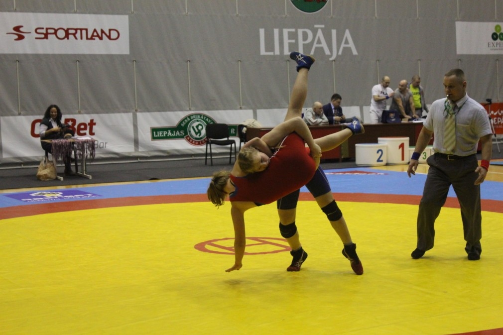 Alīnas Antipovas Latvijas meistarsacīkstēs junioriem iegūto 2.vietu treneris Atis Jencītis vērtē kā augstu sasniegumu.	
Autors: no personiskā arhīva