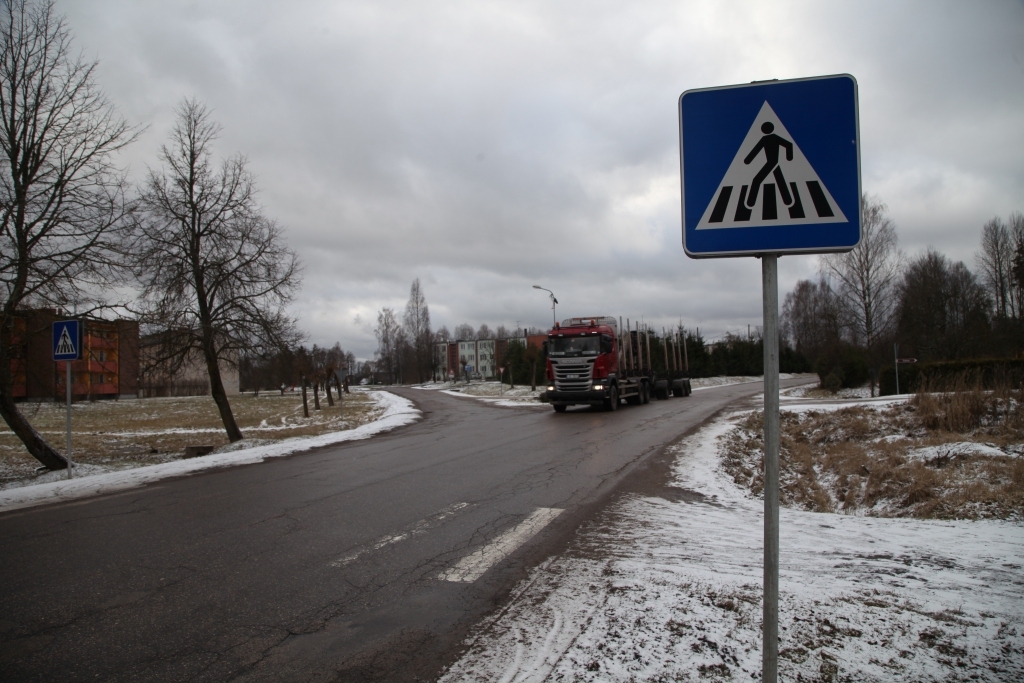 Stāķos divarpus gadu laikā gājēji nav sākuši justies drošāk, kopš ceļu krustojuma tuvumā ir izveidota gājēju pāreja, “Dzirkstelei” ziņo vietējie iedzīvotāji. Šoferi pie pārejas neapstājoties un braukšanas ātrumu nesamazinot. 	
Autors: Gatis Bogdanovs