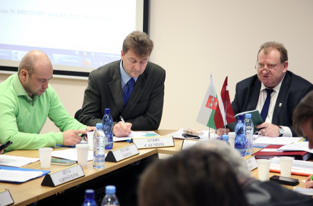 Grib komandēt domes priekšsēdētāja vietnieku Andi Caunīti (centrā). Tā par domes darbinieku vēršanos pret šo amatpersonu saka Intars Liepiņš (no kreisās). Priekšsēdētājs Andris Apinītis apgalvo, ka linča tiesas nebūs. 	
Autors: Gatis Bogdanovs