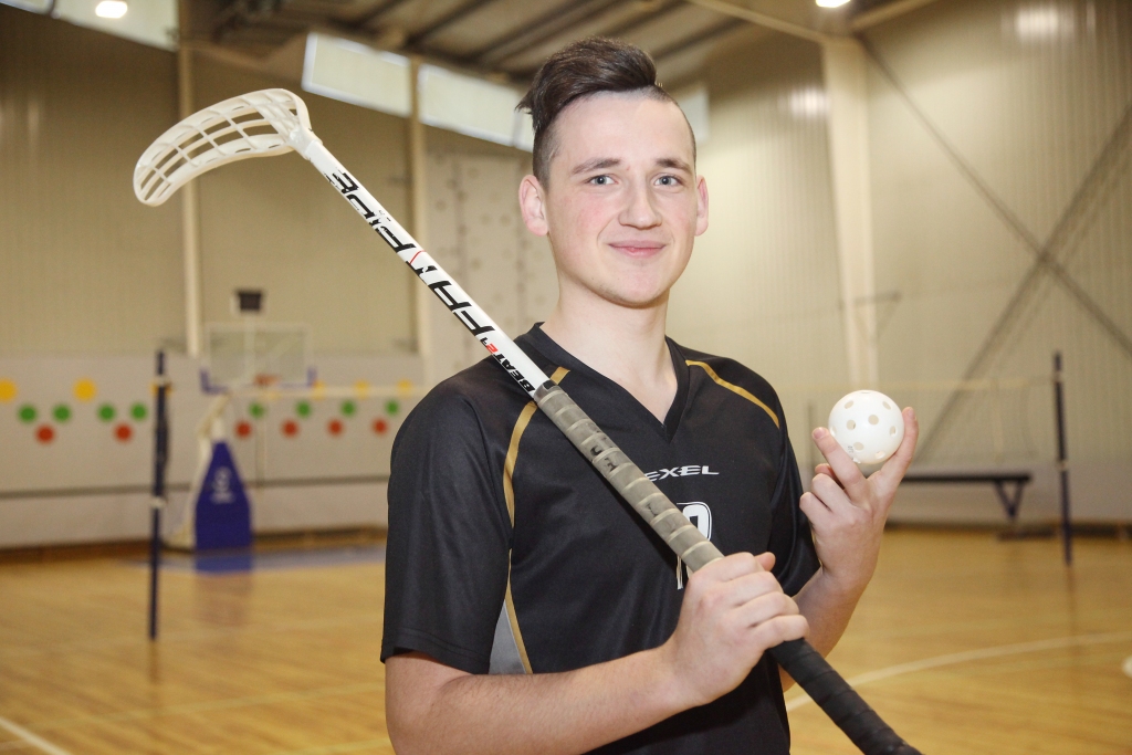 Nauri Sirmaci florbols saista tādēļ, ka tas ir komandas sporta veids. “Ir patīkami izjust komandas garu, labas sajūtas ir, kad līdzjutēji atbalsta, kad gūsti uzvaras,” saka N.Sirmacis.
Autors: Gatis Bogdanovs