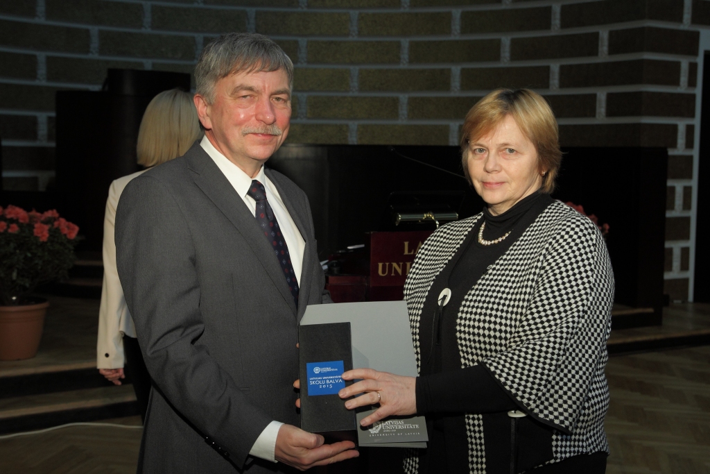 Balvu “Gada skola” Gulbenes novada valsts ģimnāzijas direktorei Lidijai Ķeķerei pasniedz Latvijas Universitātes rektors Indriķis Muižnieks.  
Autors: Toms Grīnbergs