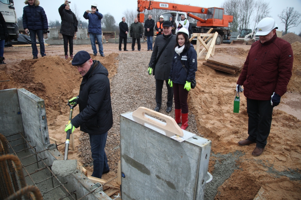 Lizumnietis, uzņēmējs Uldis Misiņš, piedaloties laika kapsulas iebetonēšanā topošās Lizuma koģenerācijas stacijas pamatos, publiski paziņoja: “Šis īstenībā ir tikai sākums.” Tātad turpinājums sekos, ir iecerēti vēl jauni projekti. Lizums arvien izteiktāk kļūst par Gulbenes novada ekonomisko centru.
Autors: Gatis Bogdanovs