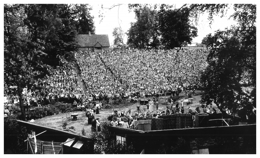 Atceros, ka Druvienas Silmaču māju un dīķu tuvumā uzceltā estrāde bija ļaužu pārpilna.  
Autors: no Latvijas Nacionālā teātra arhīva