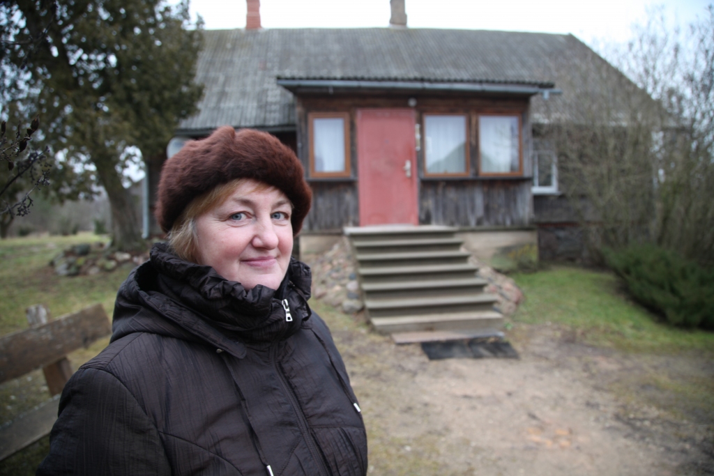 “Dzirksteles” rubrikā “Interesantas vietas” šoreiz par Struņķu galu. “Struņķu” mājā, kur savulaik atradās kolhoza “Agrumi” kantoris (attēlā pa labi), tagad dzīvo Jaungulbenes pagasta pārvaldes vadītāja Aleksandra Vasiļjeva ģimene. Viņa dzīvesbiedre Velta stāsta, ka “Struņķu” mājas savulaik būvējis viņas vectēvs. Šis nams pieredzējis esot daudz. “Vectēvs un vecmamma tika izsūtīti. Kad atgriezās, viņiem iedeva vienu istabiņu, pēc kolhozu likvidēšanas ģimene māju atguva.”  	
Autors: Gatis Bogdanovs