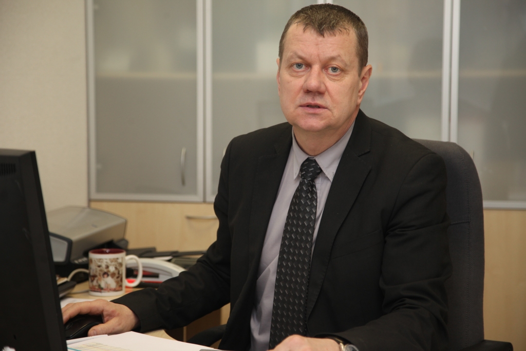 Valti Kraukli kā deputātu un kā finanšu iestādes darbinieku uztrauc tas, ka laukos cilvēkiem internets joprojām nav pieejams tik lielā apjomā, kā vajadzētu. Valsts prasa, lai darījumu kārtošana, iesniegumu rakstīšana notiktu elektroniski, bet tas nemaz nav iespējams un nebūs vēl gadus piecus, uzskata V.Krauklis. Pagaidām daudziem cilvēkiem ir vajadzīgs iestāžu atbalsts, palīdzība un tā ir jānodrošina.  
Autors: Gatis Bogdanovs