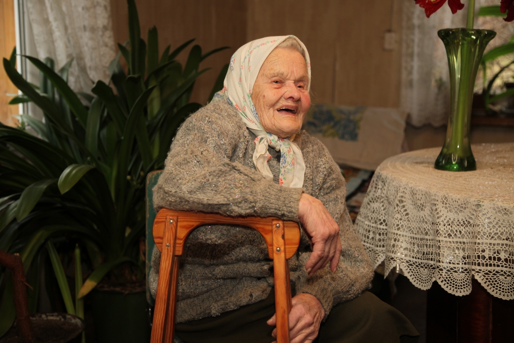 “Pēc bagātības arī neesmu dzinusies. Mana bagātība ir garais mūžs un godīgi darīts darbs. Katra diena ir laime, ka varu to nodzīvot,” saka lejasciemiete Elza Krieva, kura 26.martā sagaidīs savu 100. dzimšanas dienu.
Autors: Gatis Bogdanovs