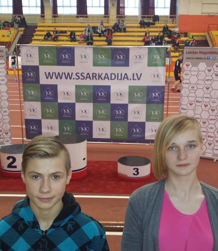 Gulbenes vidusskolas 5.klases skolēni Keita Birzniece un Rolands Blūms guvuši pirmos nozīmīgos panākumus Latvijas čempionātā vieglatlētikā telpās. 
Autors: no personiskā arhīva