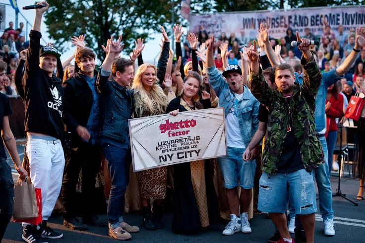 Pirmajā Ghetto Faktors konkursā 2013. gadā sevi spilgti pieteica šobrīd atpazīstamie mūziķi Aminata Savadogo un Justs Sirmais, taču uzvarēja  Kristīne Prauliņa, kura šobrīd veiksmīgi turpina sadarbību ar Raimondu Paulu un Latvijas Radio ‘’Bigbendu’’.
Autors: no konkursa arhīva