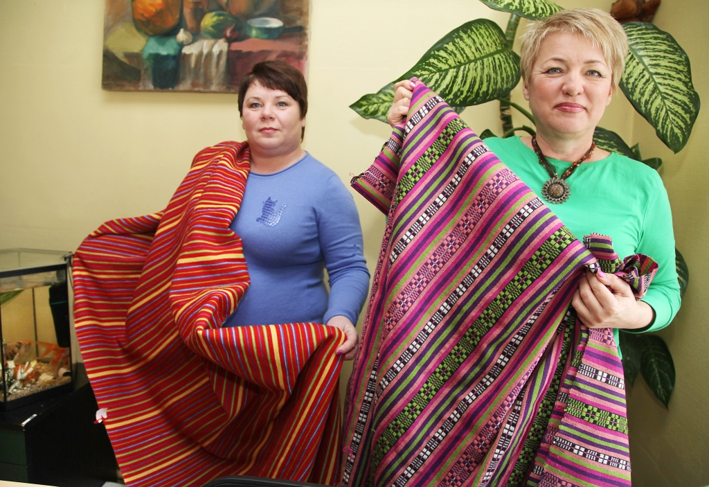“abas esam draudzenes, abas darinām sev tautastērpu. Kad tas būs gatavs, abas tajā ietērpsimies, piemēram, Līgosvētkos,” saka Dace Paidere (no kreisās) un Sarmīte Zvirgzdiņa. Dace darinājusi latgaļu tautiskos brunčus, bet Sarmīte – zemgaliešu. 
Autors: Gatis Bogdanovs