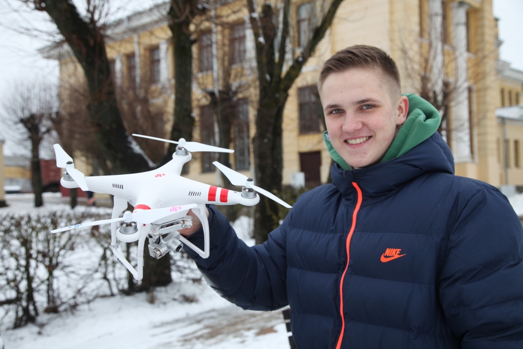 Dāvis Poļaks ir 17 gadus vecs jaunietis no Stāmerienas, kas sev ir atradis interesantu nodarbošanos. Filmējot materiālus ar bezpilota lidaparātu jeb dronu, kas aprīkots ar kameru, viņš ļauj paskatīties uz skaistām vietām mūsu novadā no putna lidojuma. Dāvis atzīst, ka, pirmo reizi filmējot no augšas, piemēram, Stāmerienā, viņam šķitis: “Ak, Dievs, cik no augšas viss izskatās skaisti!” Arī cilvēki, kas pienāk klāt, kad viņš filmē, vai arī kuri pēc tam skatās viņa veidotās filmiņas, ir sajūsmā par to, cik skaists paveras skats.   
Autors: Gatis Bogdanovs