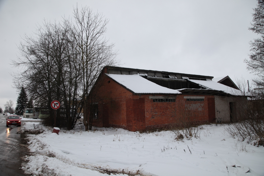 Postaža tuvplānā. Celtniecības materiāli, kādi ir izmantoti šobrīd nelietojamās ēkas iekšējā apdarē liecina – jau atjaunotās brīvvalsts laikā te gribēts izveidot vērā ņemamu objektu. Laikam nav izdevies. 	
Autors: Gatis Bogdanovs