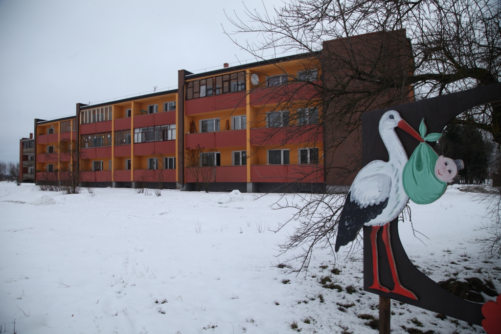 Iedvesmojošs projekts! Daudzdzīvokļu māja “Stāķi 16” ir vienīgā siltinātā daudzdzīvokļu māja Gulbenes novada laukos. Iniciatīva piederēja pašiem iedzīvotājiem. Māju siltināšana, protams, ir ieguldījums gan šodienas dzīves kvalitātes uzlabošanā, gan nākotnē. 
Autors: Gatis Bogdanovs