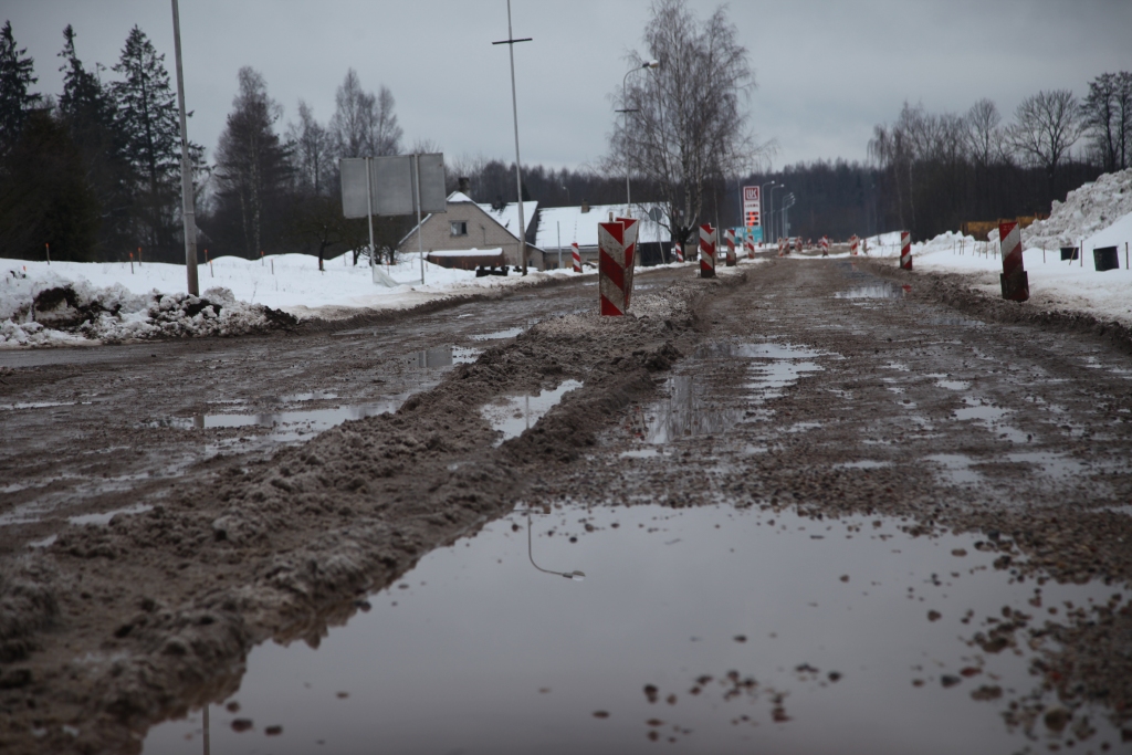 Būvnieki stāsta, ka viņi seko līdzi ielas stāvoklim un veic kopšanas darbus. Iespēju robežās bedrēs tiek bērtas šķembas, un iela tiek greiderēta.
Foto: 
Autors: Gatis Bogdanovs