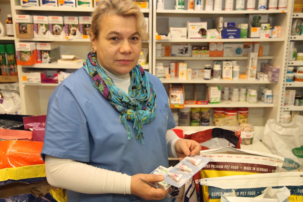 Veterinārās aptiekas “Pie Ilzes” vadītāja Ilze Mezīte norāda, ka aptiekā ir nopērkami medikamenti kašķa ārstēšanai, bet tiem ir vajadzīga veterinārārsta izrakstīta recepte. Recepti izraksta gan viņa pati, gan veterinārārsti, kuri sunim konstatējuši minēto slimību.  
Autors: Gatis Bogdanovs 