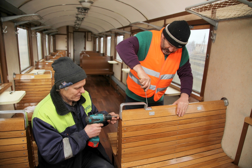 Tiek atjaunots viens no bānīša vagoniem. No agrākā krāsojuma ir atbrīvoti no ozolkoka darinātie vagona soli. Šajā darbā ir iesaistīti Ilgonis Mincāns (no labās) un Ivans Borisovskis. 
Autors: Gatis Bogdanovs