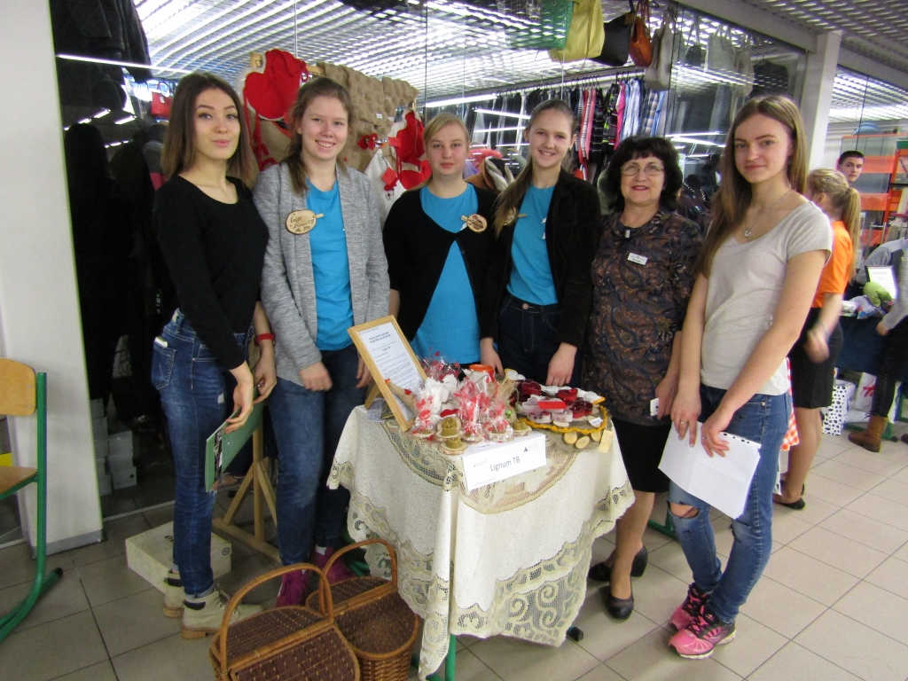 Ne tikai sacensība, bet patiešām aizraujošs bizness! Gulbenes 2.vidusskolas 8.klases skolnieces Enija Baumgarte (2. no kreisās), Elīna Upīte (3. no kreisās), Annija Toma (4. no kreisās) no mācību uzņēmuma ”Lignum TB” un viņu konsultante, ekonomikas skolotāja Raisa Raga (5. no kreisās) priecājas par reģionālajā gadatirgū saņemto atzinību. Tagad firma gatavojas Lieldienu tirgum Gulbenē. 	
Autors: no personiskā arhīva