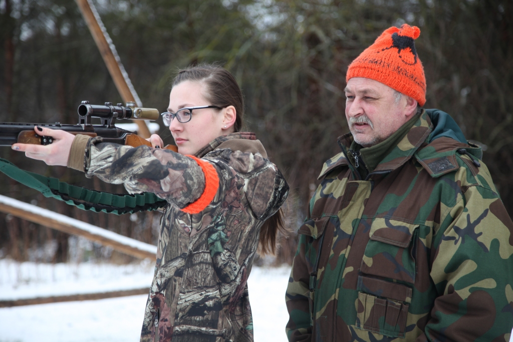 Mednieki pārsvarā ir vīrieši, taču arī starp daiļā dzimuma pārstāvēm ir kaislīgas mednieces. 19 gadus vecā lejasciemiete Dita Žviriņa aizraušanos ar medībām pārmantojusi no sava tēta Munda Žviriņa. Rit jau septītā sezona, kopš Dita medībās iet kā dzinēja, un otrā sezona, kopš viņa tajās dodas kā pilntiesīga medniece. Dita ar medību lietām ir saaugusi kopš bērnības. No tēta puses apmēram 70 procenti ģimenes locekļu ir mednieki. Kaislīgs mednieks ir bijis viņas vectēvs, arī tētis un viņa brālis, tēta brāļa dēli, tāpat arī tēta onkuļi. “Kopš bērnības es vienmēr esmu pieradusi kā maza aste visur staigāt līdzi ģimenes vīriešiem. Tētis mūs ar māsu Danu parasti ņēma līdzi uz gaides medībām, bet, kad man jau bija kādi 12 gadi, tētis sāka ņemt līdzi arī uz dzinējmedībām. Stāvēju mastā tētim aiz muguras vai arī gāju dzinējos. Tagad arī mamma šad tad pievienojas mums pārējiem dzinējmedībās. Vasarā gaides medībās mēs itin bieži visa ģimene esam kopā,” stāsta Dita. 		
Autors: Gatis Bogdanovs