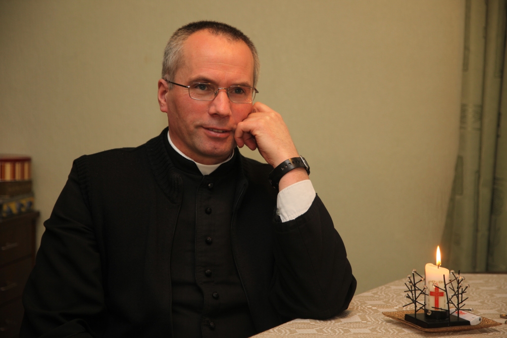 Katram cilvēkam ir jāaizdomājas, vai būs, kas reiz aizlūdz par viņa dvēseli, saka priesteris Andžejs Stoklosa. Viņš zina teikt: “Ir, kā dziesmā dzied: kāda dzīve, tāda nāve, kāda nāve, tāda mūžība.” 	 
Autors: Gatis Bogdanovs