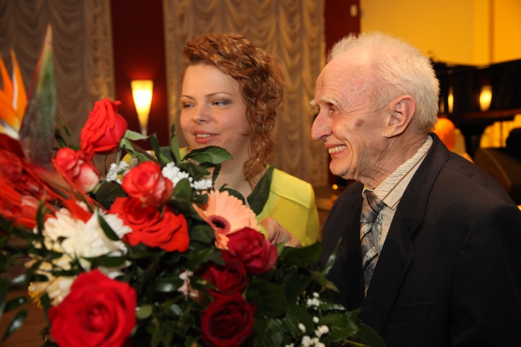 Jau ierasts, ka februārī atskatāmies uz aizvadītā gada spožākajiem kultūras notikumiem un sakām paldies kultūras ļaudīm. Šis bija jau piektais – jubilejas - gads, kad sabiedrība balsoja, novērtēja un lepojās ar tiem kultūras cilvēkiem, kolektīviem, domubiedru grupām, kas iepriekšējā gadā izaudzējuši savus saulainākos ķirbjus, jo ķirbis, kas savu vasarā uzkrāto sauli atdod cilvēkiem, lai gaišāk pārdzīvotu pelēko periodu, ir kļuvis par “Gada balvas kultūrā” simbolu. Balvu “Par mūža ieguldījumu kultūrā” šogad saņēma vēsturnieks, divu grāmatu autors litenietis Jānis Zvaigzne. Balvas saņēmējs atzina, ka viņam šī balva bijis liels pārsteigums. “Tāda savāda sajūta! Darīts un strādāts, protams, ir daudz, bet es katrā ziņā nejūtos tā, ka būtu darījis vairāk, darījis labāk nekā citi. Gribu pateikt vienīgi, ka centīšos dzīvot ilgi un centīšos darīt labu gan Litenei, gan novadam, gan Latvijai, cik mani gadi un spēki to ļaus!”  teica J.Zvaigzne. 	
Autors: Gatis Bogdanovs