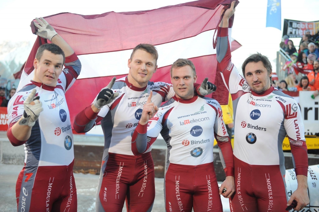 Latvijas zelta četrinieks! Oskars Melbārdis (no labās) ar saviem stūmējiem Jāni Strengu, Daumantu Dreiškenu un Arvi Vilkasti lieliski aizvadīja Pasaules čempionātu un pierādīja, ka šobrīd ir labākie bobslejisti pasaulē. 	
Autors: Bobslejs.lv