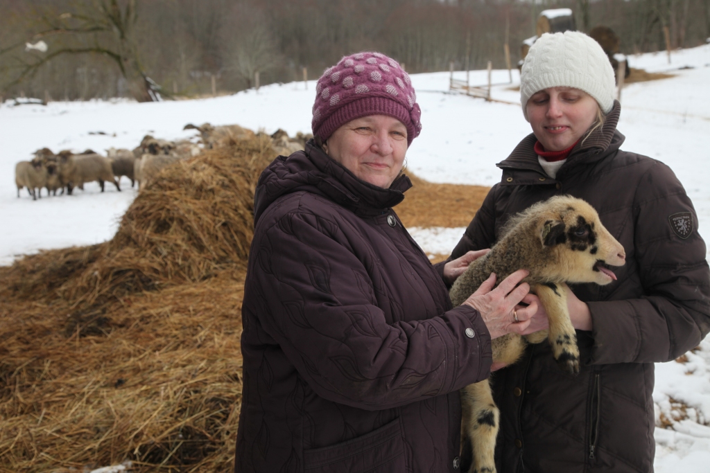 Beļavas pagasta zemnieku saimniecības “Rožkalni” saimniece Ilona Vītola (no kreisās) atzīst, ka lauksaimniecībā darbs nav viegls. Tāpēc saimniecībā jau vairākus gadus strādā arī Zane Kaspare. “Ja mēs ar vīru ilgāku laiku neesam mājās, tad saimniecībā ir vajadzīgs cilvēks, kas tiek galā ar visiem darbiem. Arī ikdienā ir labi, ja kāds palīdz,” saka Ilona. 	
Autors: Gatis Bogdanovs