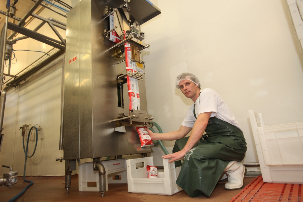 Akciju sabiedrības “Rankas piens” Rankas pienotavā pirms trīs nedēļām ir uzstādīta jauna fasēšanas līnija, kur piens, jogurts un kefīrs tiek pildīts polipakās. To apkalpo pienotavas darbinieks Edgars Valužis. Akciju sabiedrības “Rankas piens” valdes priekšsēdētājs Aldis Spalviņš stāsta, ka jaunā līnija vienā stundā spēj safasēt 1300 pakas, bet, darbinot līniju visu dienu, ir iespējams safasēt 10 tonnas šo produktu. Pagaidām līnija vēl nestrādā ar pilnu jaudu, jo visu nosaka tirdzniecības uzņēmumu pieprasījums. Tiklīdz jogurts, piens un kefīrs polipakās tiks piegādāts arī lielajām tirdzniecības ķēdēm, iekārtu nāksies darbināt ar pilnu jaudu.
Autors: Gatis Bogdanovs