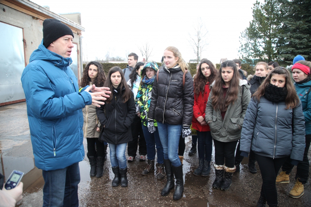 SIA “Konto” valdes loceklis Agris Koris jauniešus-projekta dalībniekus gan no Gulbenes novada Valsts ģimnāzijas, gan arī Turcijas, Skotijas, Itālijas un Norvēģijas iepazīstināja ar uzņēmuma darbību. 
Autors: Gatis Bogdanovs