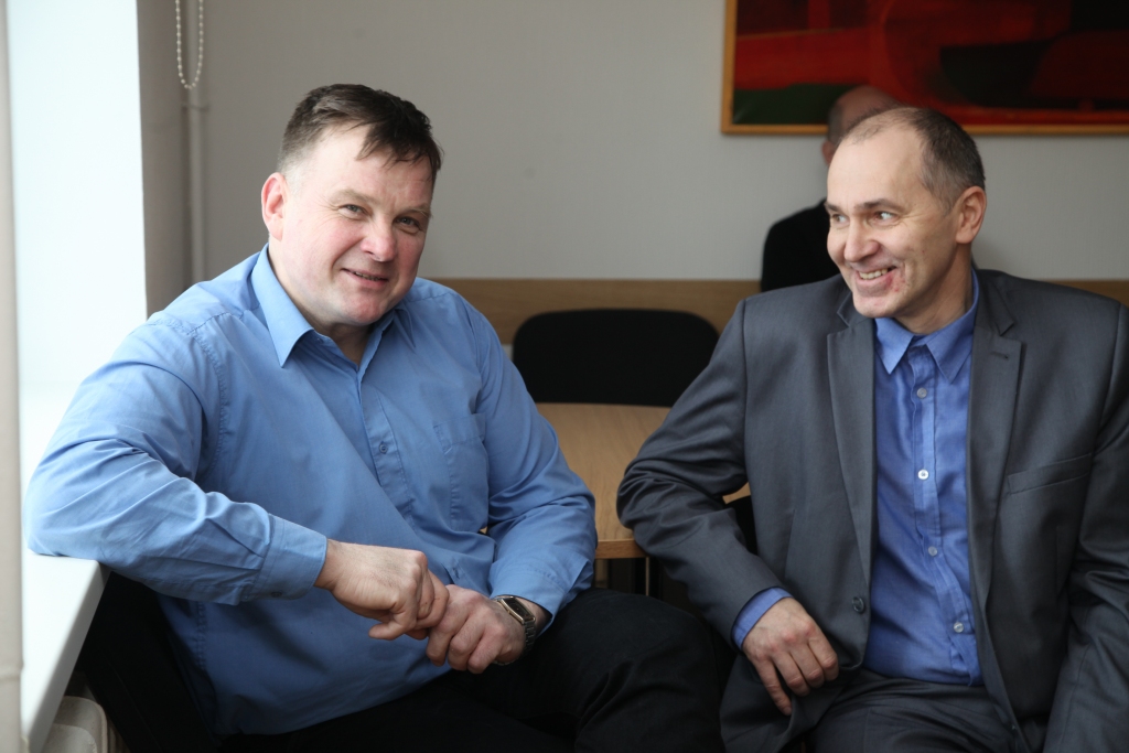 Jau februāra pēdējās dienās Zinti Skopānu (no kreisās) darbā sāka ievadīt viņa priekšgājējs amatā Alvils Pētersons.
Autors: Gatis Bogdanovs