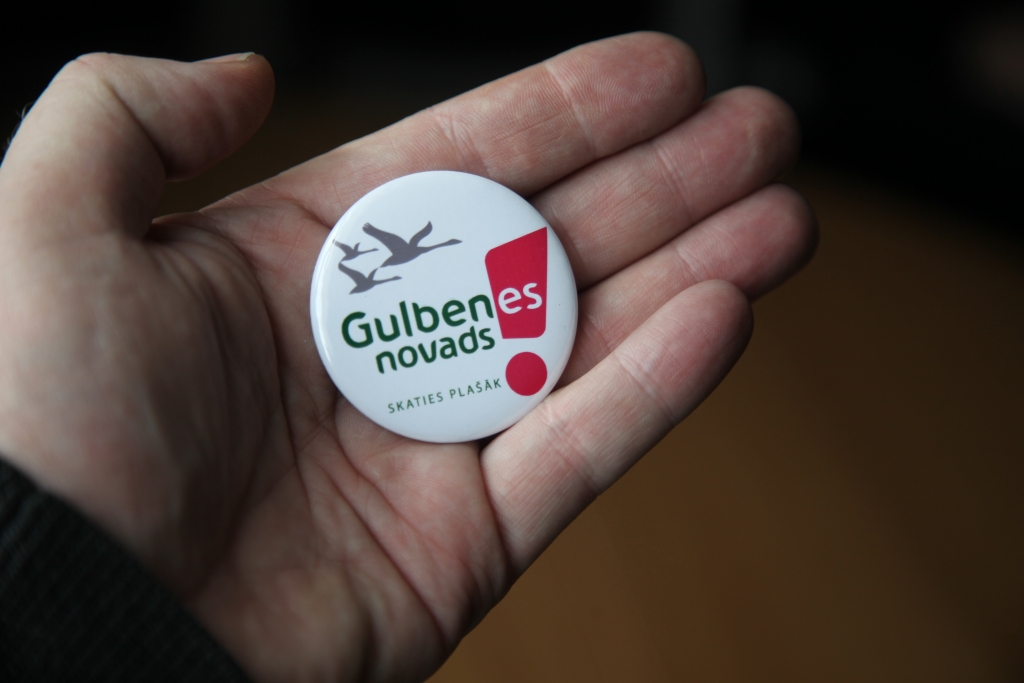 Gulbenes novada jaunais logo - daudz aprunāts, kritizēts, bet tomēr intriģējošs. Gala varianta prezentācijā autoru dalītās suvenīrnozīmītes ar logo vai tā elementiem tika izķertas zibenīgi. 
Autors: Gatis Bogdanovs