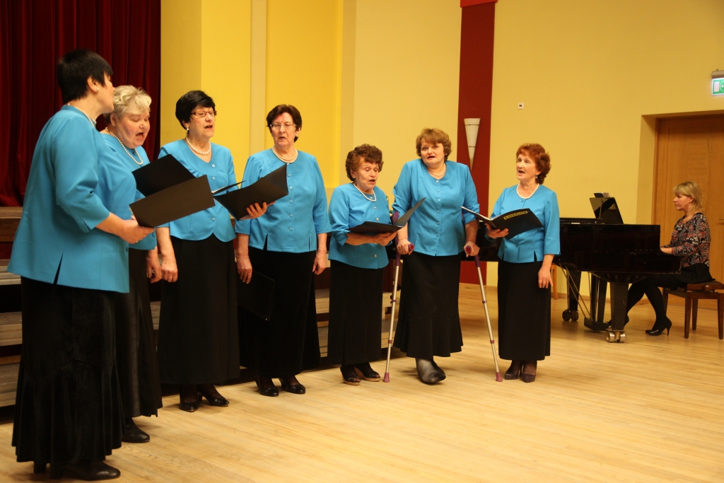 Gulbenes kultūras centra sieviešu senioru vokālais ansamblis “Latgalīte” skatē nepievīla savu vadītāju Lūciju Hmeļevsku. Skanēja tīri un emocionāli izjusti, tāpēc arī senioru grupā - pirmās pakāpes diploms.
Autors: Gatis Bogdanovs