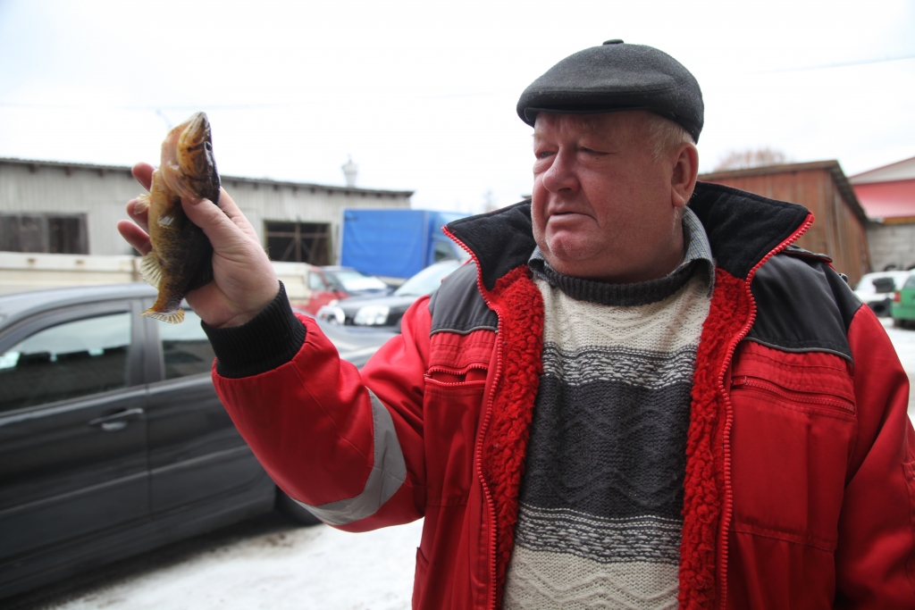 Imantam Spenneram laimējies savā lomā iegūt īpatnējo zivi – rotanu.
Autors: Gatis Bogdanovs
