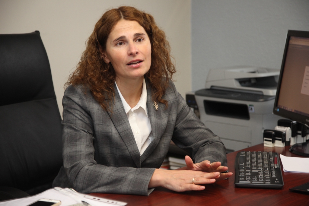 Kāpēc steigties ar nekustamā īpašuma dāvināšanu tuviniekiem, ja tas tāpat reiz nonāks likumisko pirmās šķiras mantinieku rokās? Vērojot praksi, šādu jautājumu vecajiem ļaudīm bieži vien uzdod zvērināta notāre Baiba Jaunbērziņa. Viņa rosina nesteigties. Gadās, ka uzdāvinātais īpašums tūlīt aiziet uz piespiedu piedziņu, jo izrādās, ka dāvanas saņēmējam ir nenokārtotas kredītsaistības. 	
Autors: Gatis Bogdanovs