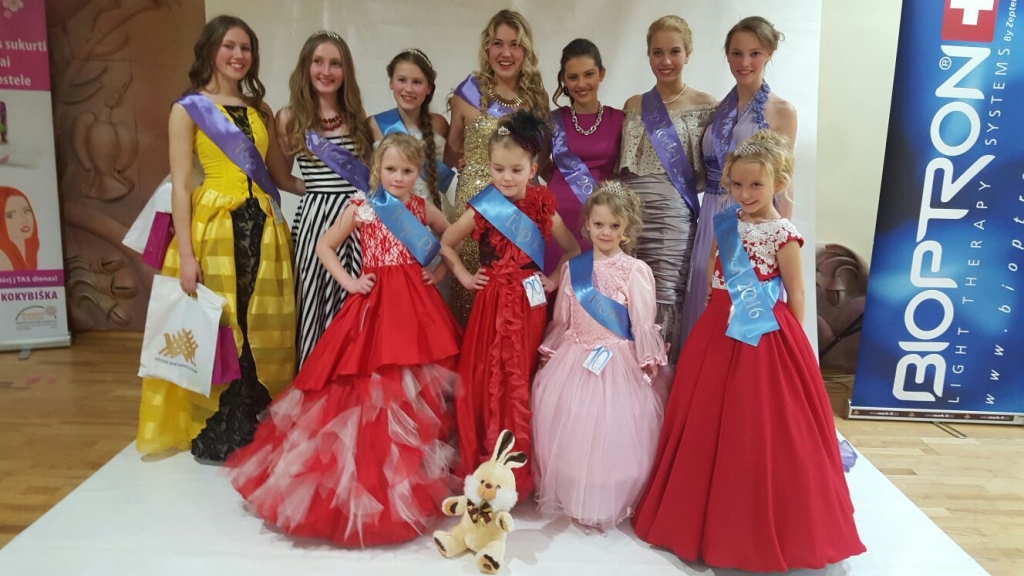 Individuālo tērpu konkursos “Sniega princese” un “Sniega karaliene” gulbenietes demonstrēja stila tērpus, avangarda tērpus un krāšņos vakartērpus. 	
Autors: no personiskā arhīva