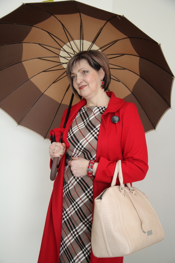 Kleita, mētelītis, rokassprādze, auskari – no veikala “Ugunspuķe”, somiņa – no veikala “Gleri”, lietussargs – no veikala “Vigo”.
Autors: Gatis Bogdanovs