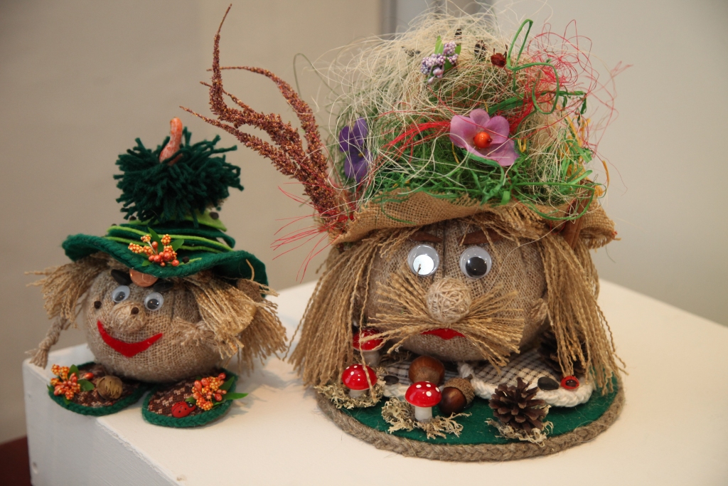 Izstādē labi jūtas mājas gariņi un arī dekupāžas tehnikā apdarināti priekšmeti. 	
Autors: Gatis Bogdanovs