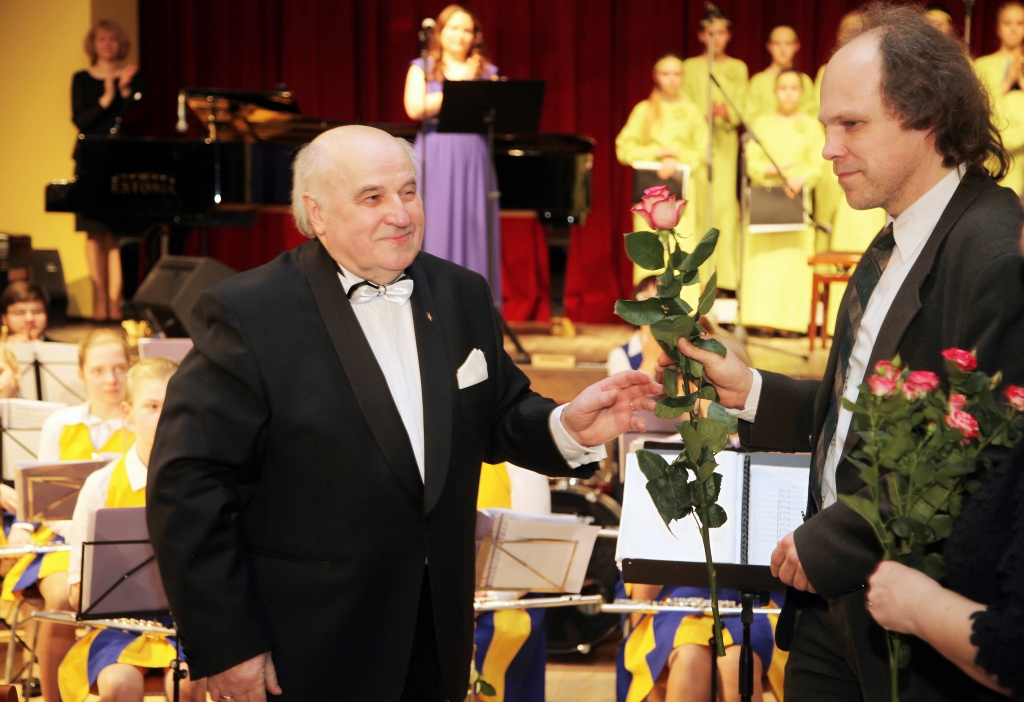 Gulbenes kultūras centrā sestdien sirsnīgā gaisotnē norisinājās Gulbenes mūzikas skolas pedagoga un pūtēju orķestra diriģenta Donāta Veikšāna 70 gadu jubilejas koncerts, kurā tika prezentēts pūtēju orķestra trešais kompaktdisks “Soļi smiltīs”. D.Veikšāns visiem pateicas par milzīgo sirsnību un labestību, kas valdījusi šajā koncertā. “Diska izdošana un arī gatavošanās šim koncertam bija milzīgs stress. Bet koncerta laikā mūs visos iestājās miers, vēlme visu izdarīt pēc iespējas labāk, skaistāk un profesionālāk. Un man ir liels prieks, ka mēs šoreiz koncertējām nevis uz skatuves, bet zālē, orķestranti varēja būt kopā ar saviem audzēkņiem, klausītājiem, kas dzīvoja viņiem līdzi. Sajūtas un emocijas, kas valdīja koncerta laikā, mani ļoti piepildīja un deva spēku turpmākajam darbam, liels paldies arī jāsaka visiem, kas veltīja šo lielo labestību koncerta laikā,” saka D.Veikšāns. Attēlā: D.Veikšāns pateicas skaņu ieraksta režisoram Andrim Balodim. 
Autors: Gatis Bogdanovs