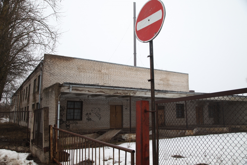 Gulbenes bijušajā maizes ceptuvē ražošana nenotiek jau devīto gadu. Ceptuves ēka ir 52 gadus veca - fiziski un morāli novecojusi. Ko jaunie īpašnieki plāno ar to darīt, pagaidām atklāts netiek.
Autors:  Gatis Bogdanovs