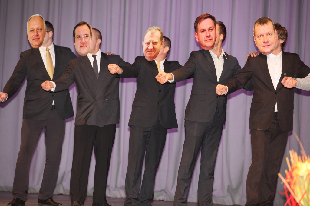 Gulbenes kultūras centra lielā skatītāju zāle un balkons 8.marta vakarā izrādījās par šauru, lai spētu uzņemt visus, kuri vēlējās redzēt, ko šajos pavasarīgajos svētkos sievietēm bija sarūpējuši vīrieši   pasākumā “Vīrieši sievietēm”, uz skatuves kāpa vienīgi vīrieši. Par galveno vakara naglu kļuva “deputātu” deja, skanot Ralfa Rubeņa dziesmai “Es nevaru būt balts”. Lai cik ļoti skatītāji mēģināja panākt, lai tā tiktu atkārtota, tomēr tas nenotika, jo, kā zināms, deputātiem vienmēr ir darba pilnas rokas. 
Autors: Gatis Bogdanovs